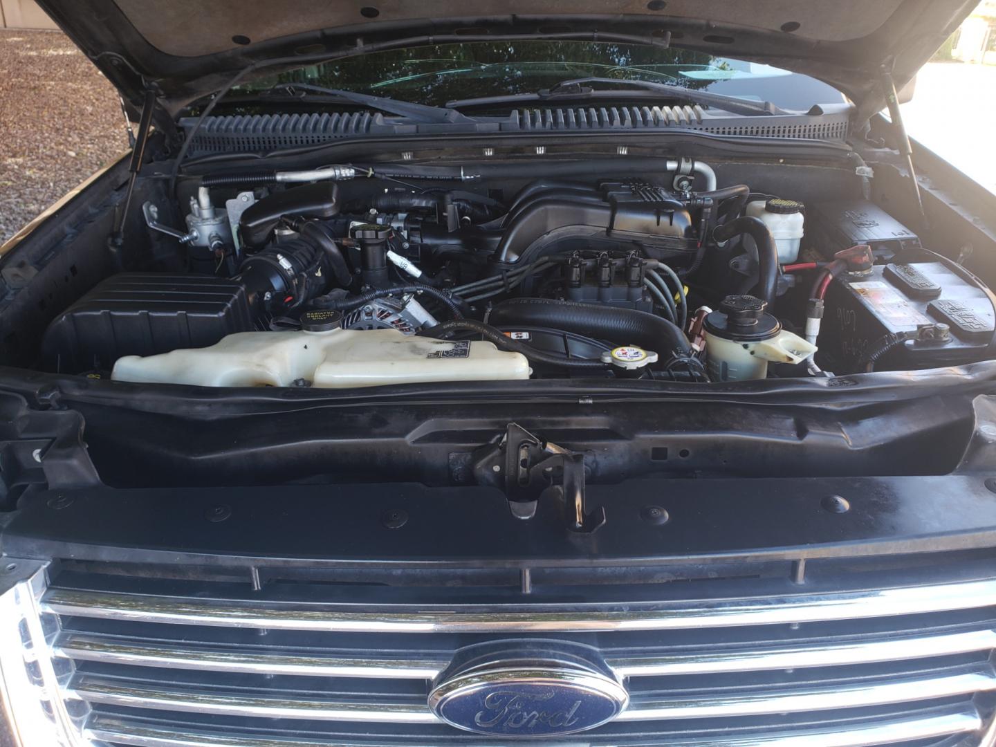 2010 /gray and black Ford Explorer xlt (1FMEU6DE6AU) with an 4.0 engine, 5-Speed Automatic transmission, located at 323 E Dunlap Ave., Phoenix, AZ, 85020, (602) 331-9000, 33.567677, -112.069000 - Photo#18